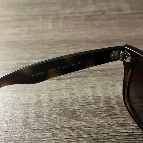 Ray-Ban Wayfarer Classic Luxury Kids Black Sunglasses | NWOT - Picture 4 of 5